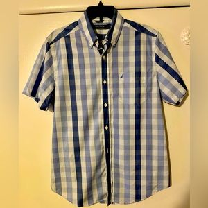 Men’s Nautica, short sleeve, summer shirt, like new condition, size medium.